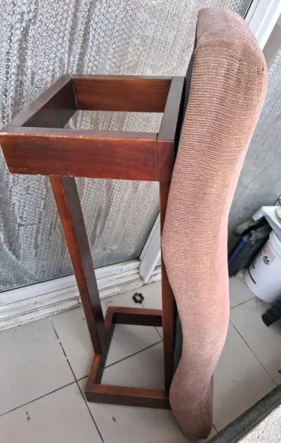 Banco tapizado en tela marrón desgastado - miniatura 2
