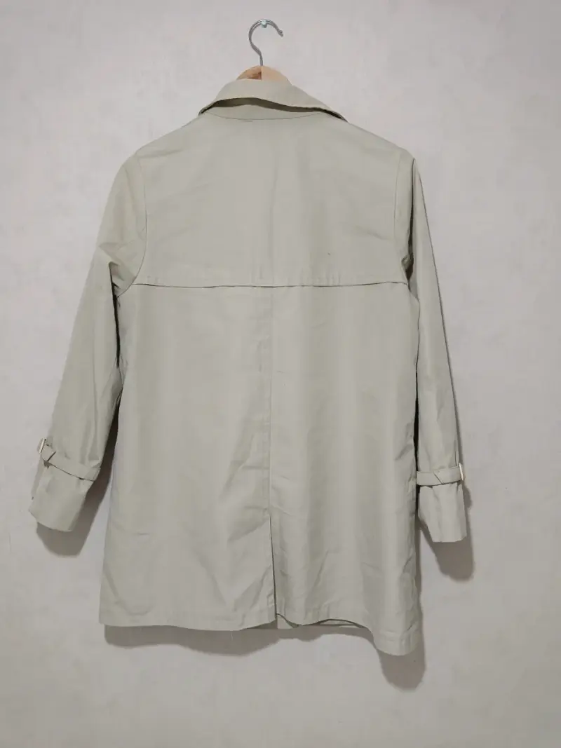 Abrigo beige clásico para mujer - 3