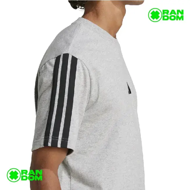 Polera deportiva gris Adidas con logo y rayas - 2