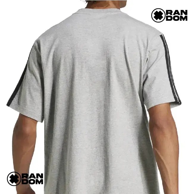 Polera deportiva gris Adidas con logo y rayas - 3