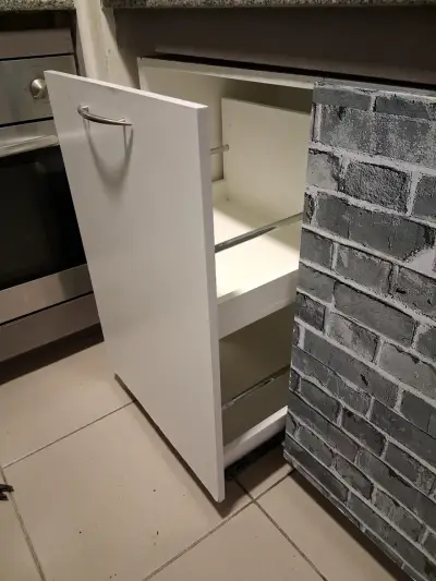 Mueble de cocina con diseño de ladrillo - miniatura 3
