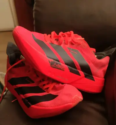 Zapatillas deportivas rojas Adidas para correr - miniatura 1