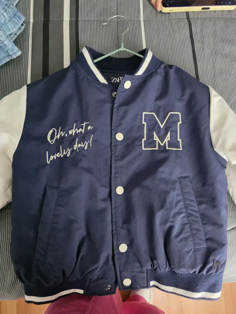Chaqueta varsity azul con letras bordadas - 1