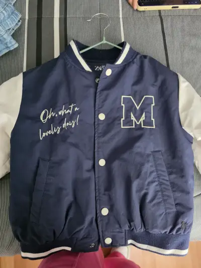 Chaqueta varsity azul con letras bordadas - miniatura 1