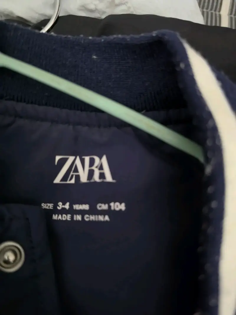 Chaqueta varsity azul con letras bordadas - 2