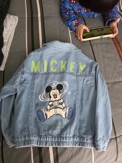 Chaqueta varsity azul con letras bordadas - miniatura 4