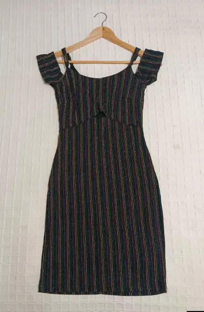Vestido ajustado con rayas multicolor brillantes - miniatura 1
