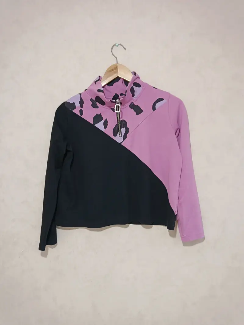 Polerón de mujer con diseño bicolor y estampado - 1