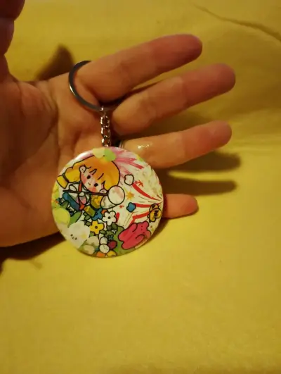 Llavero redondo con diseño de personajes animados - miniatura 3