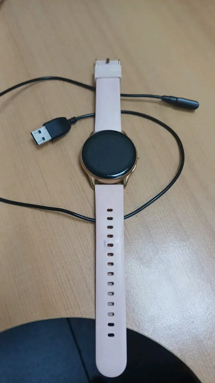 Reloj inteligente con correa rosa y cargador - 1