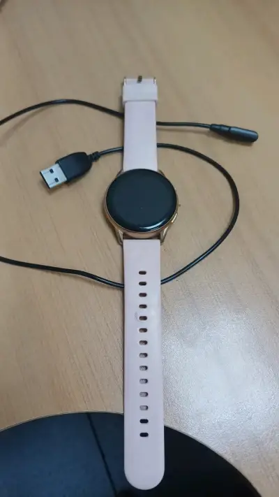 Reloj inteligente con correa rosa y cargador - miniatura 1