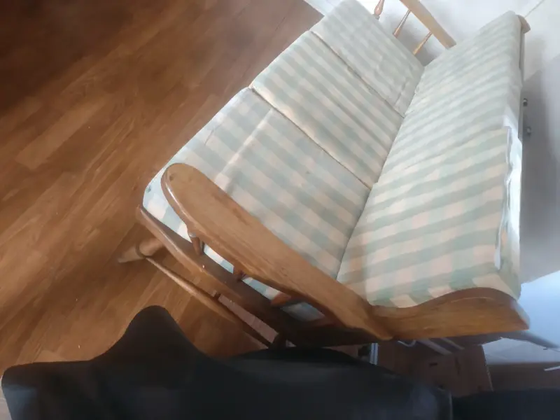 Sofá de madera con cojines a rayas