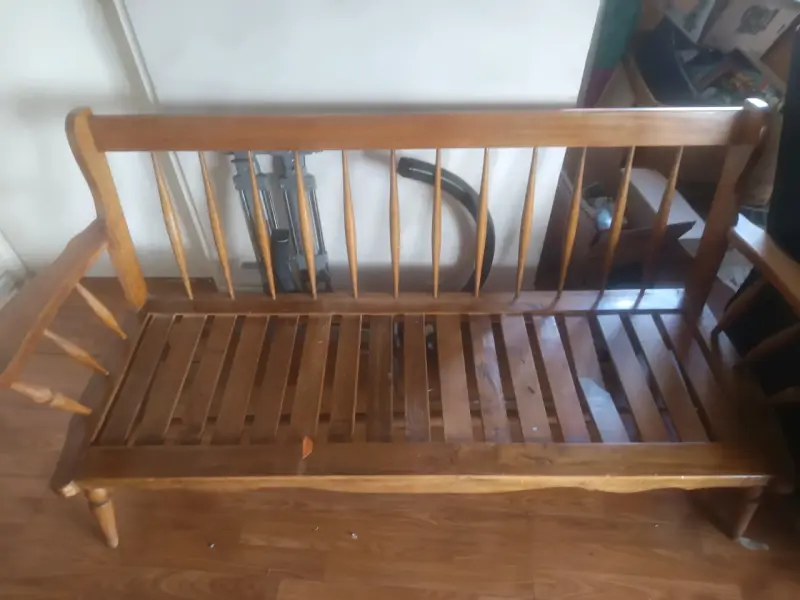 Sofá de madera con cojines a rayas - 4