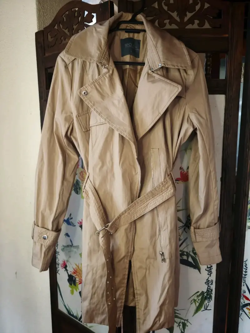 Abrigo Wados trench beige para mujer con cinturón