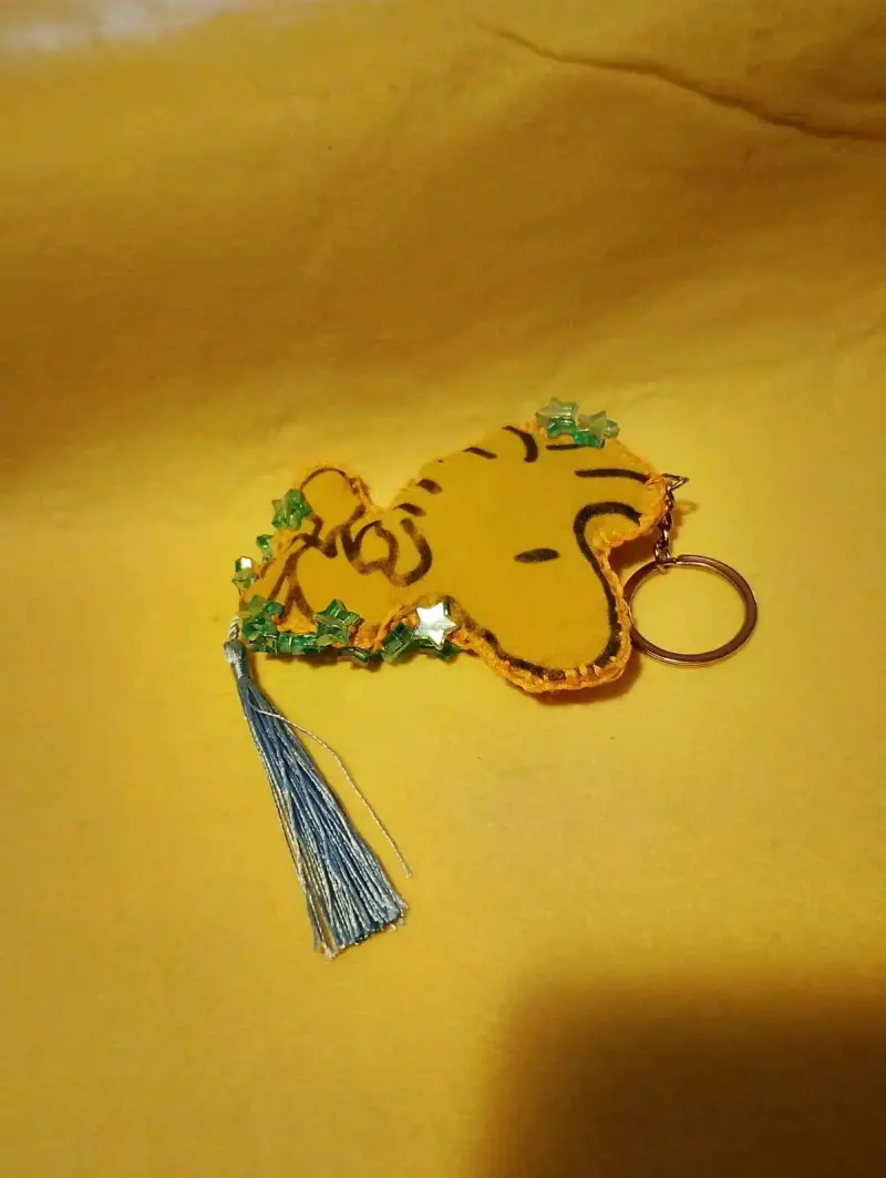 Llavero de tela amarillo con borla azul - 2