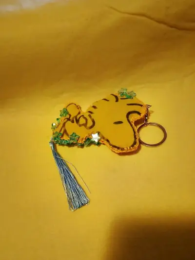 Llavero de tela amarillo con borla azul - miniatura 2