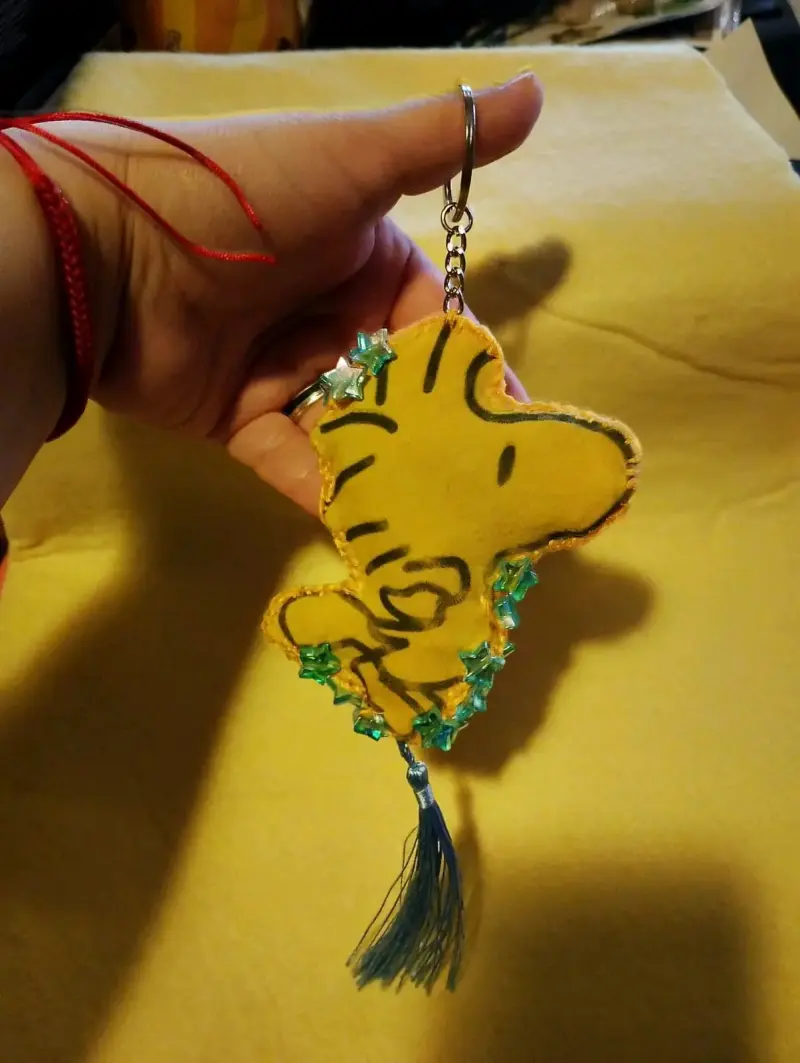 Llavero de tela amarillo con borla azul - 3
