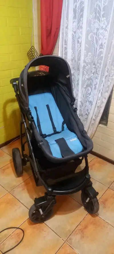 Coche de bebé Bebesit azul y negro en buen estado - miniatura 1