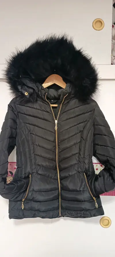 Chaqueta de invierno negra con capucha de piel sintética - miniatura 1