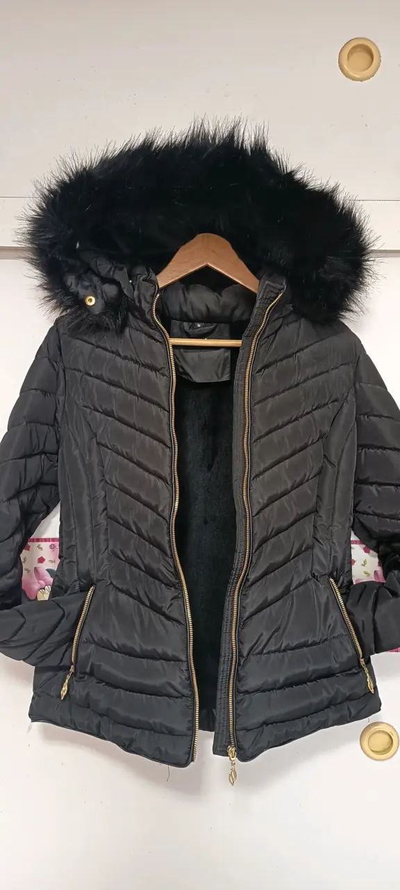 Chaqueta de invierno negra con capucha de piel sintética - 2