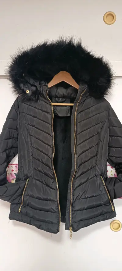 Chaqueta de invierno negra con capucha de piel sintética - miniatura 2