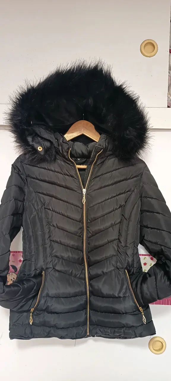 Chaqueta de invierno negra con capucha de piel sintética - 3