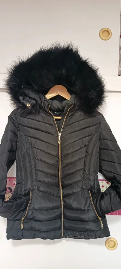 Chaqueta de invierno negra con capucha de piel sintética - miniatura 3