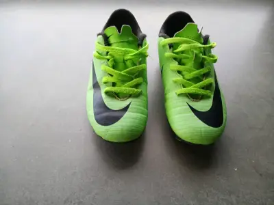 Zapatillas de fútbol Nike verdes para niños - miniatura 1