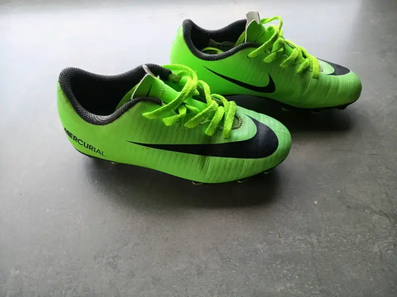 Zapatillas de fútbol Nike verdes para niños - 2