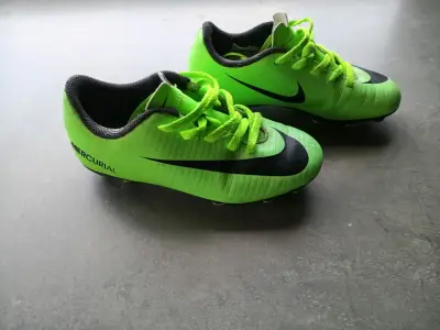 Zapatillas de fútbol Nike verdes para niños - miniatura 2