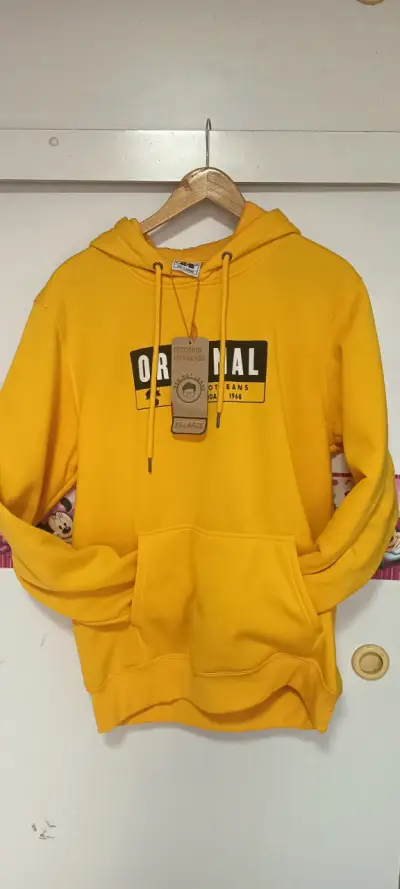 Polerón amarillo con capucha estilo casual - miniatura 1