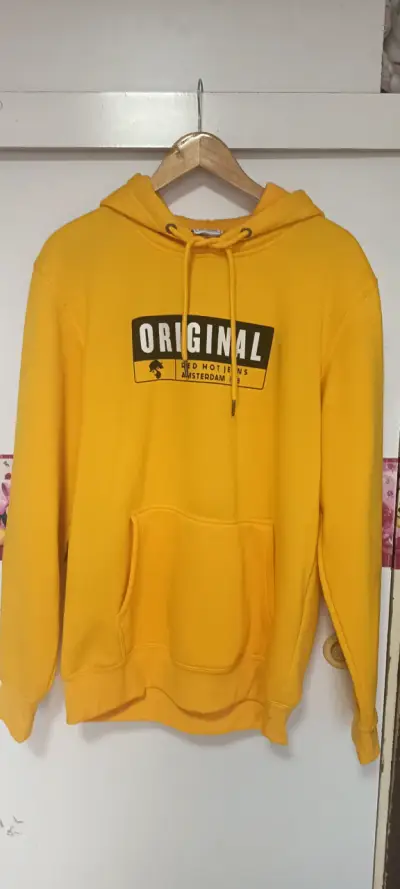 Polerón amarillo con capucha estilo casual - miniatura 2