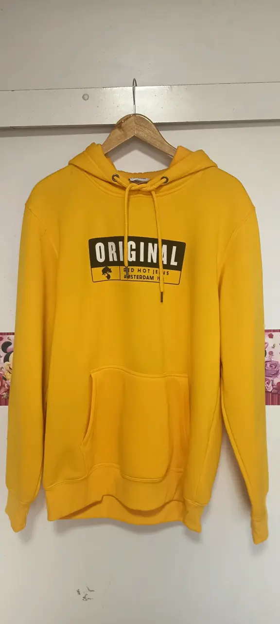 Polerón amarillo con capucha estilo casual - 3