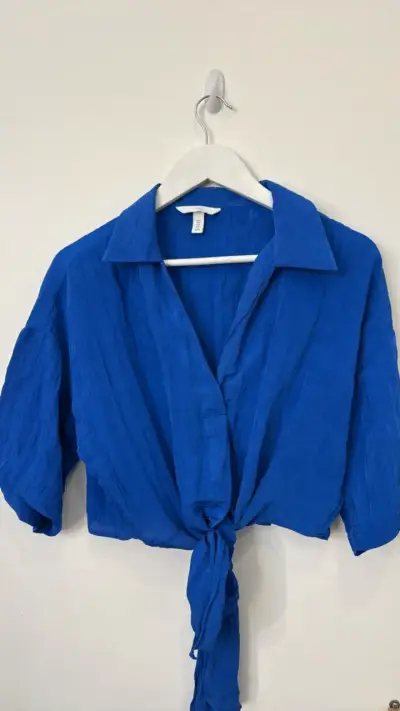 Blusa azul de mujer con lazo frontal - miniatura 1