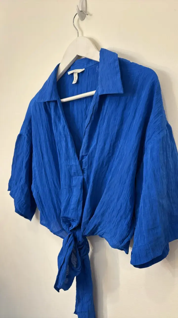 Blusa azul de mujer con lazo frontal - 3