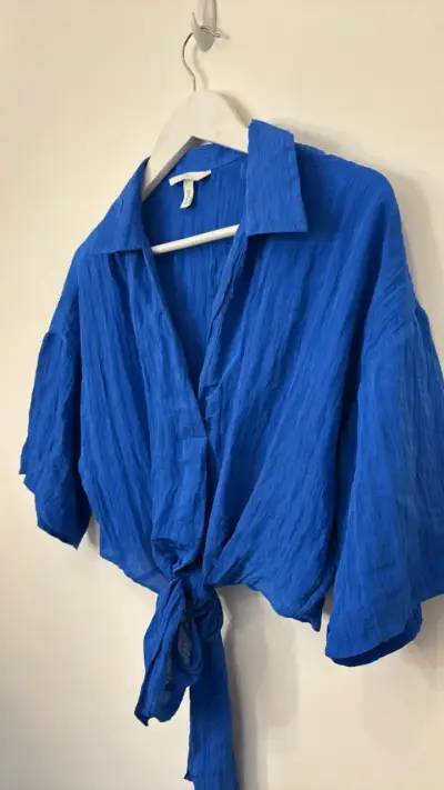 Blusa azul de mujer con lazo frontal - miniatura 3