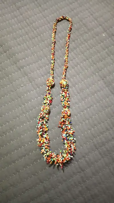 Collar artesanal de cuentas multicolores - miniatura 1