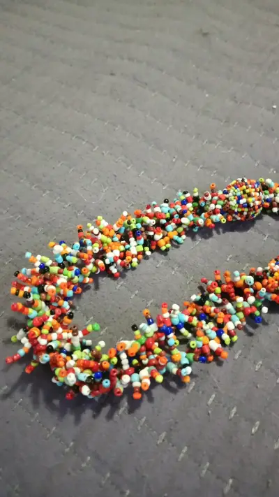 Collar artesanal de cuentas multicolores - miniatura 3