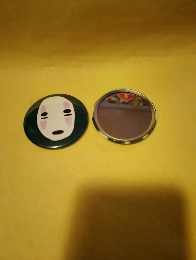 Espejo compacto con diseño de sin cara