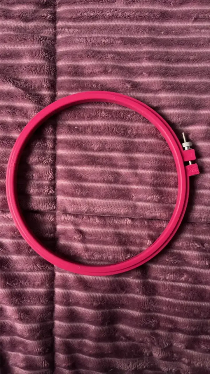 Aro de bordado plástico color rosa