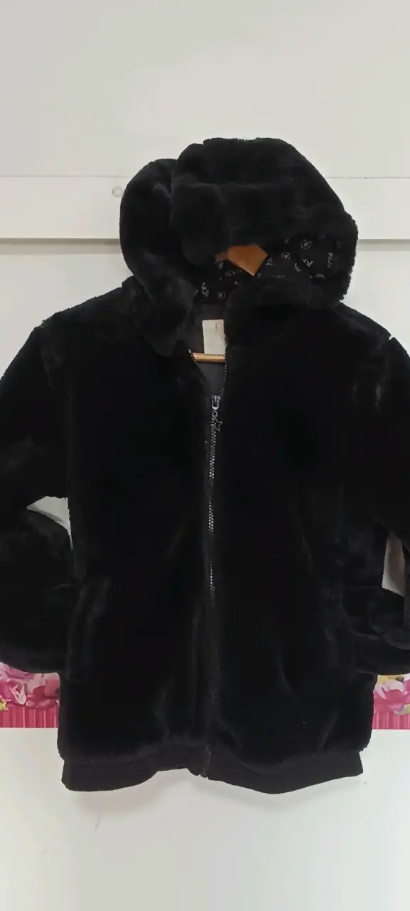 Chaqueta de peluche negra con capucha - 1