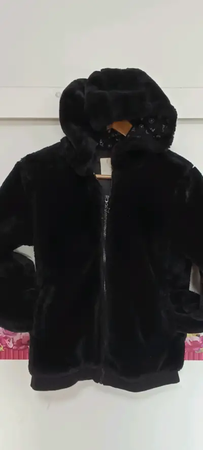 Chaqueta de peluche negra con capucha - miniatura 1