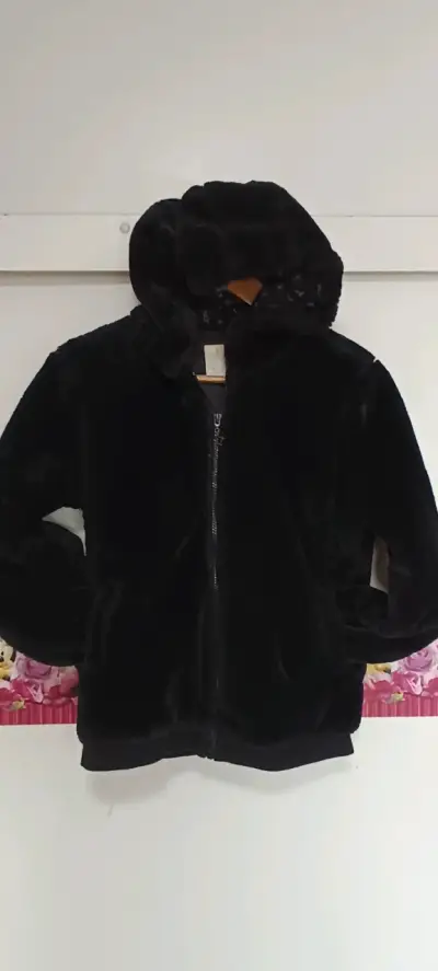 Chaqueta de peluche negra con capucha - miniatura 2