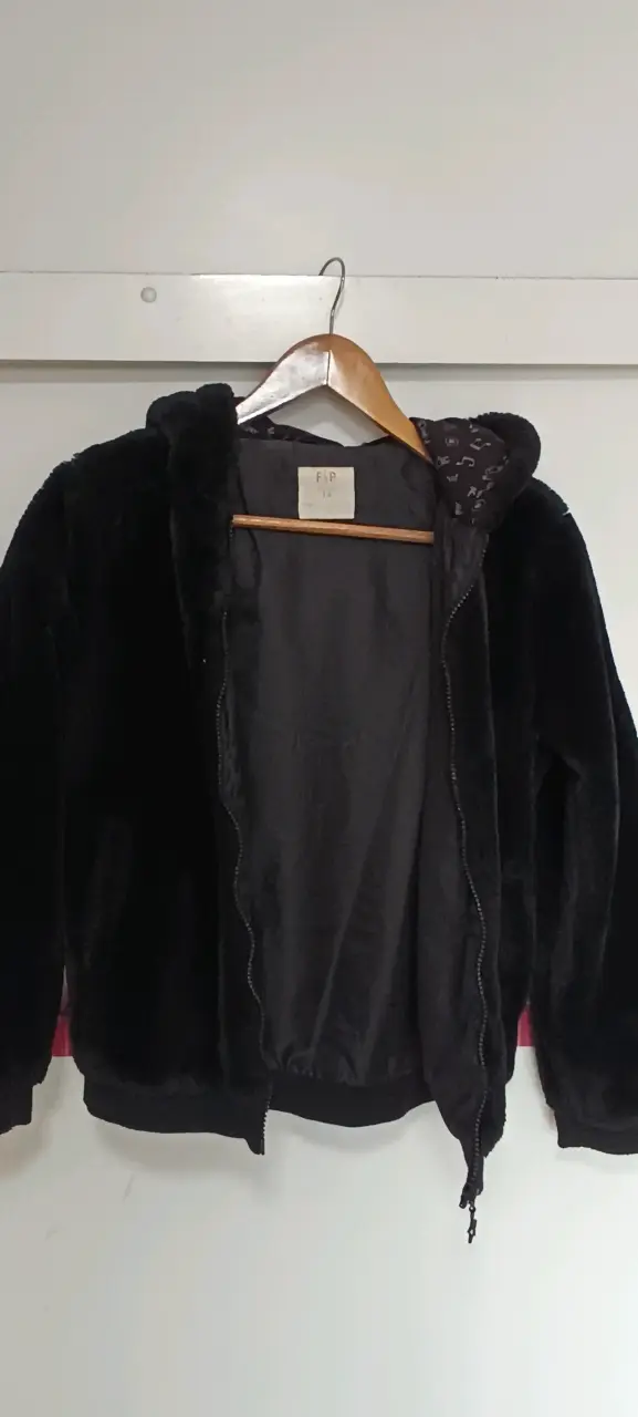 Chaqueta de peluche negra con capucha - 3