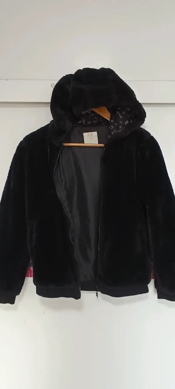 Chaqueta de peluche negra con capucha - 4