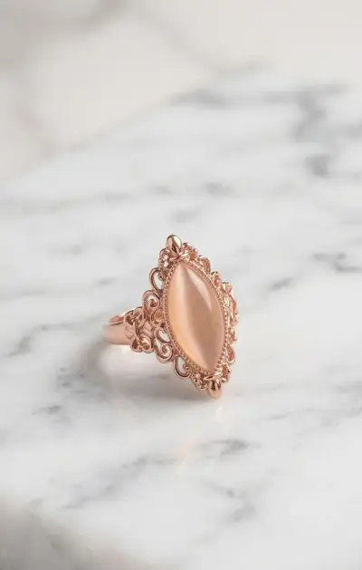 Anillo "Aura" de Ópalo Rosado y Encaje de Oro Rosa - miniatura 1