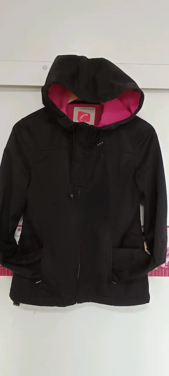 Chaqueta negra con capucha para mujer - 1