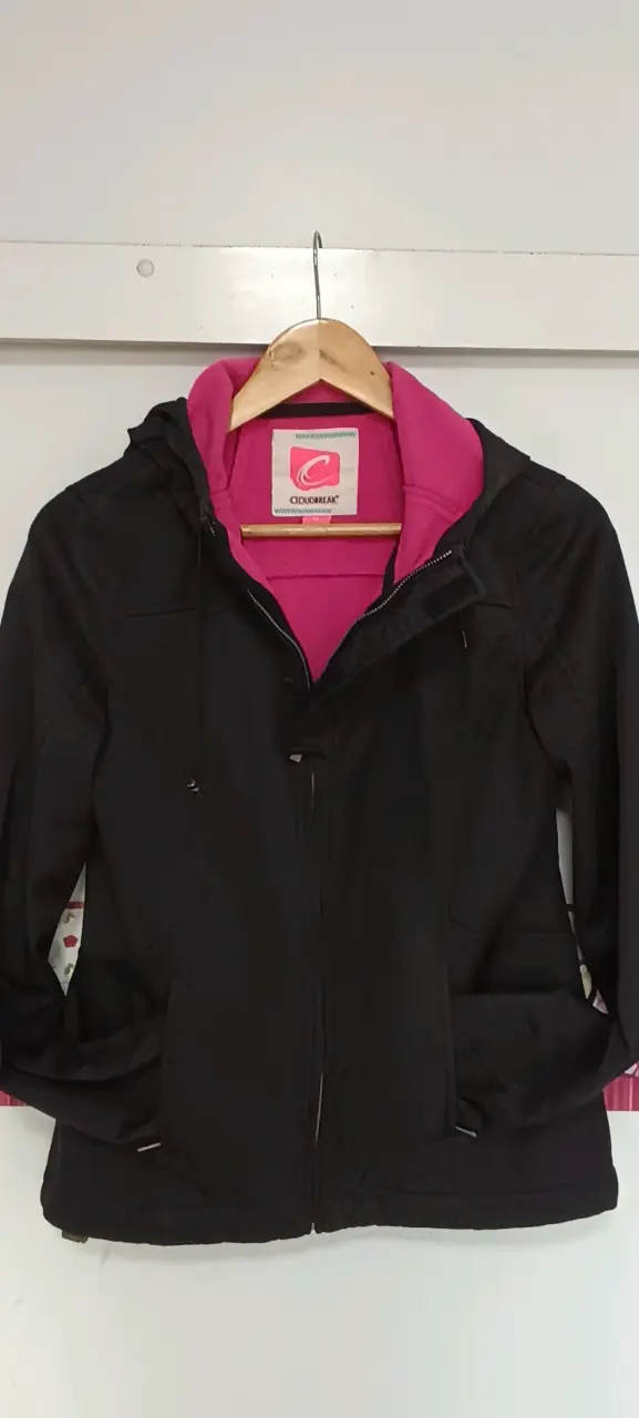Chaqueta negra con capucha para mujer - 2