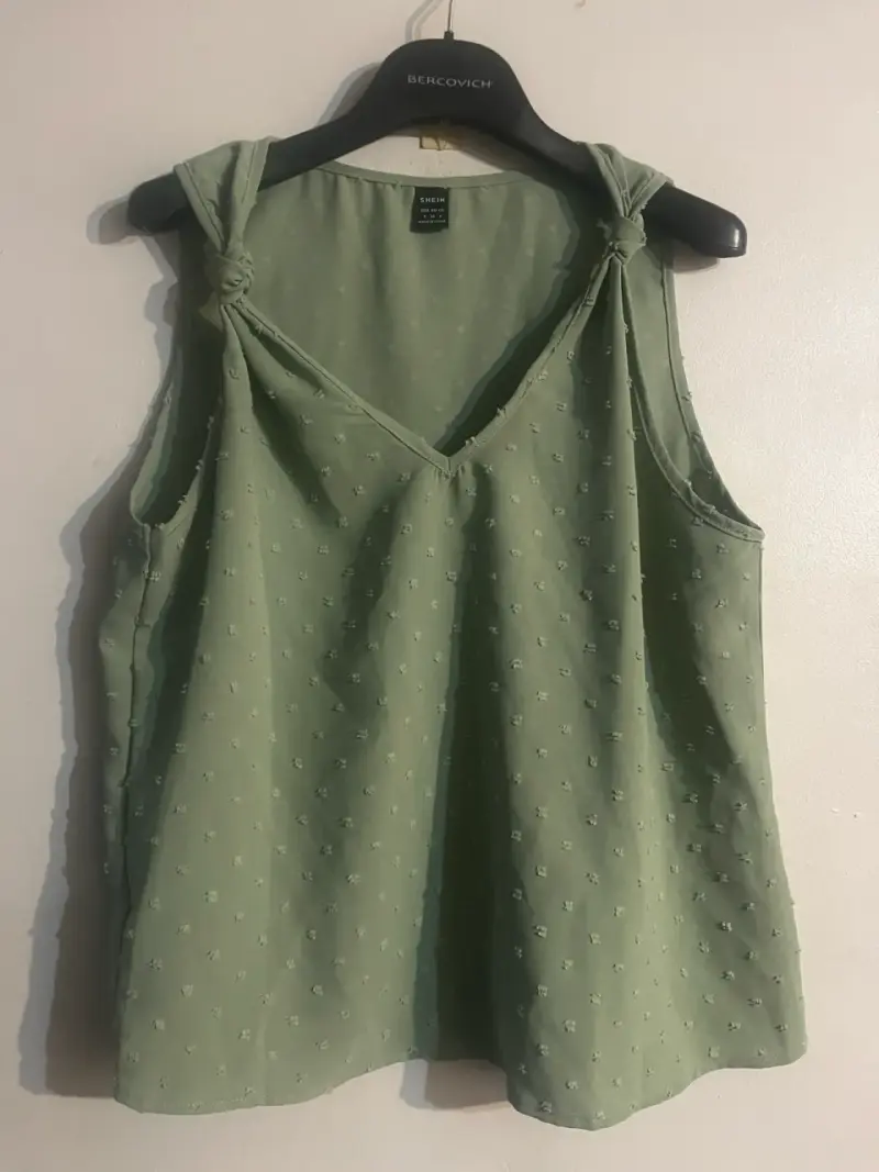 Polera verde sin mangas con detalle de nudos - 1