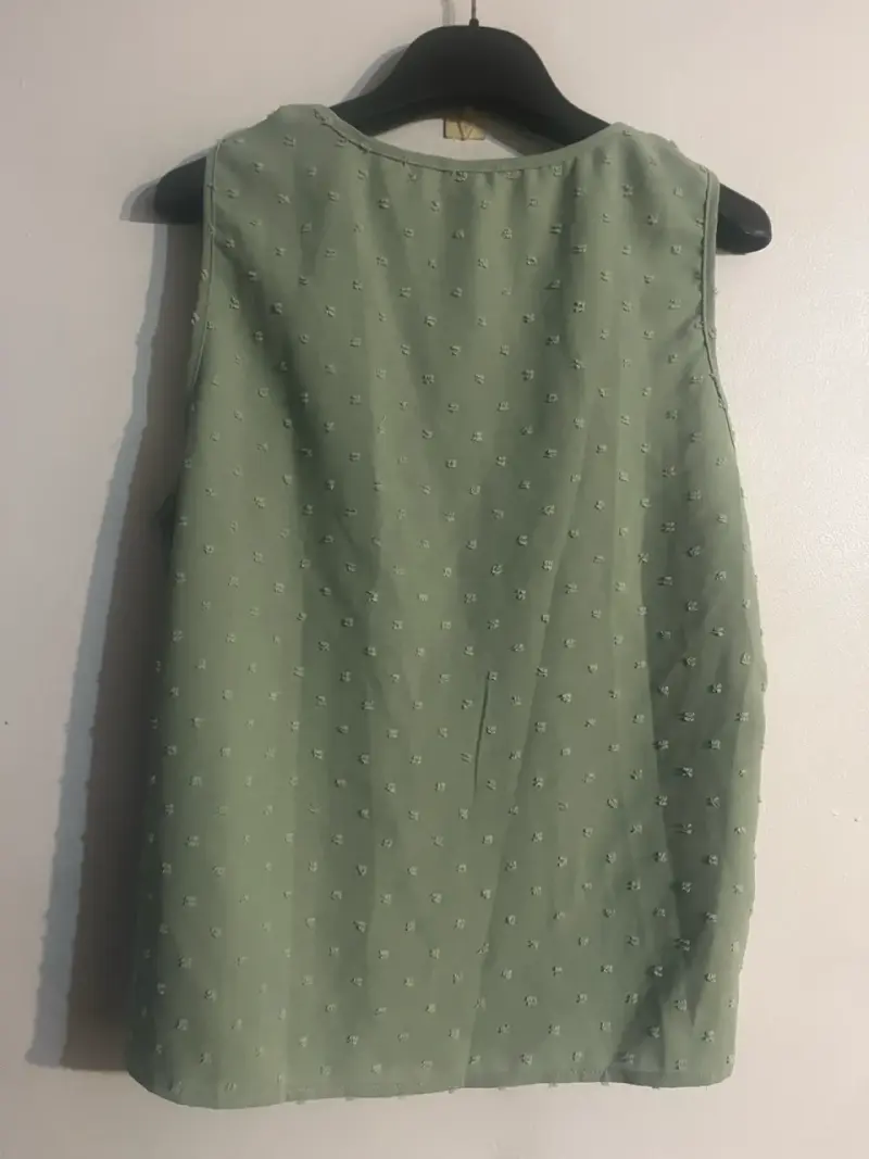 Polera verde sin mangas con detalle de nudos - 2